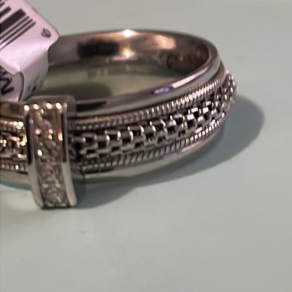 NWT STEELX BRAND SIZE 6 or 7 Ring with Cubic Zirconias - Picture 6 of 6